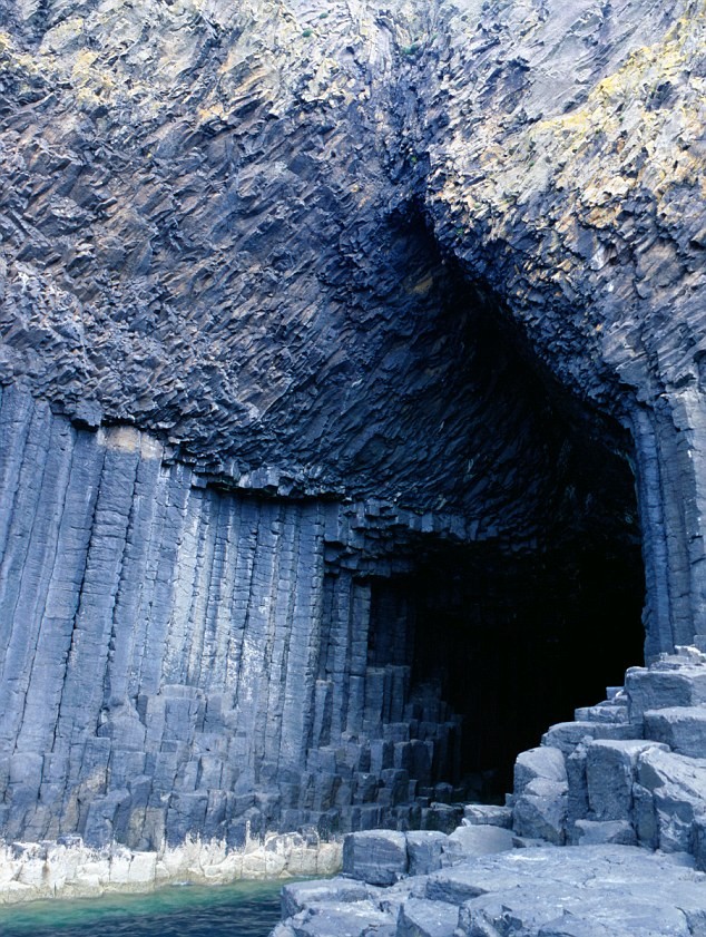 Trong hang biển trên đảo Fingal có rất nhiều cột đá bazan hình lục giác.